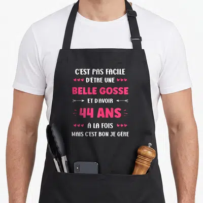 Tablier de cuisine noir avec texte blanc et rose gosse 44 ans je gère