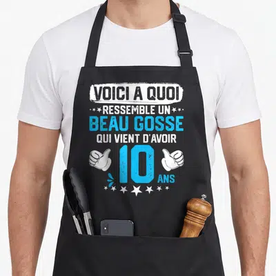 Tablier de cuisine noir avec inscription Voici a quoi ressemble un beau gosse qui vient d'avoir 10 ans et deux pouces levés.