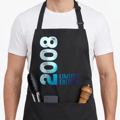 Tablier de cuisine noir avec les chiffres 2008 en bleu vertical et l'inscription limited edition à côté.