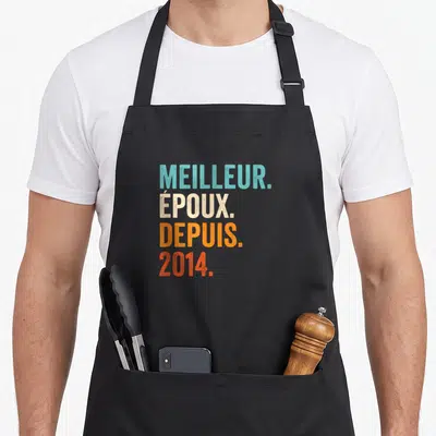 Tablier de cuisine noir avec inscription Meilleur Époux Depuis 2014 en lettres colorées.
