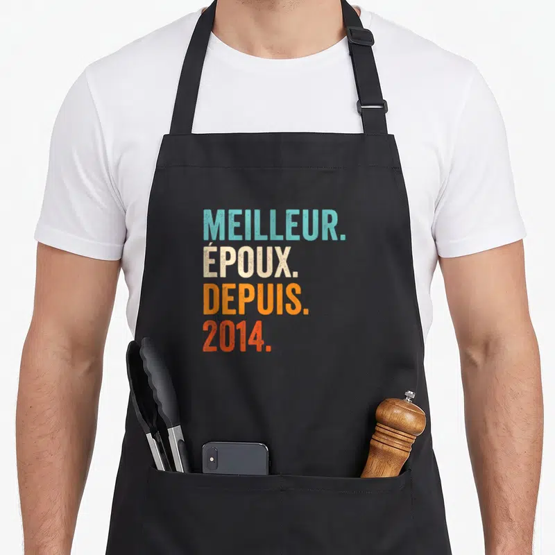 Tablier de cuisine noir avec inscription Meilleur Époux Depuis 2014 en lettres colorées.
