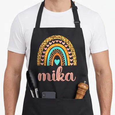 Tablier de cuisine noir avec arc-en-ciel coloré cœurs et nom Mika en rose