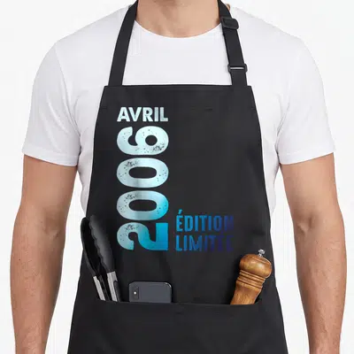 Tablier de cuisine noir avec inscription Avril 2006 en typographie bleue verticale et horizontale.
