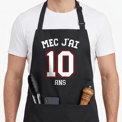 Tablier de cuisine noir orné du texte blanc Mec j'ai 10 ans en style sportif avec contour rouge vif.