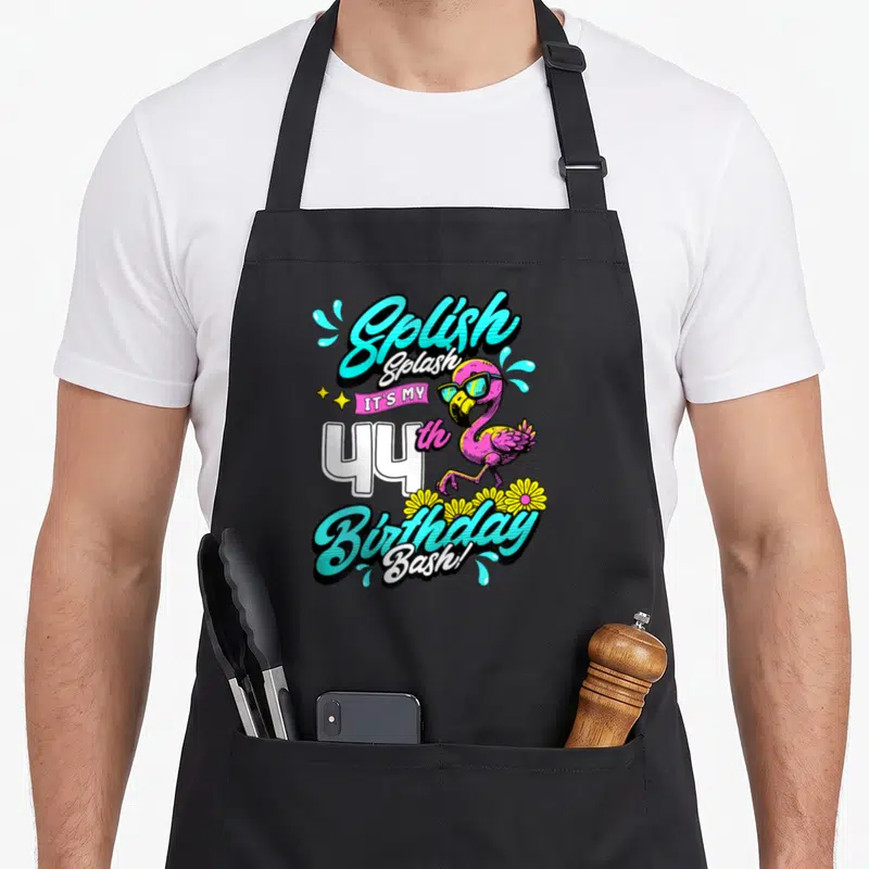 Tablier de cuisine noir avec un flamant rose portant des lunettes de soleil et le texte Splish Splash 44 anniversaire Bash.