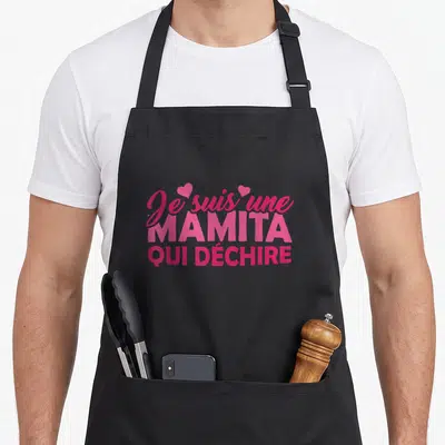 Tablier de cuisine noir avec inscription rose vif Je suis une Mamita qui déchire ornée de deux petits cœurs.