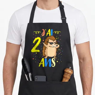 Tablier de cuisine noir avec un hérisson aux lunettes de soleil et le texte J'ai 2 ans entouré de confettis.