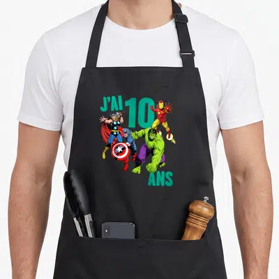 Tablier de cuisine noir avec J'ai 10 ans et les personnages des Avengers en action.