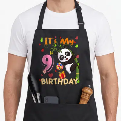 Tablier de cuisine noir avec un panda sur du bambou, le chiffre 9 et des cœurs.