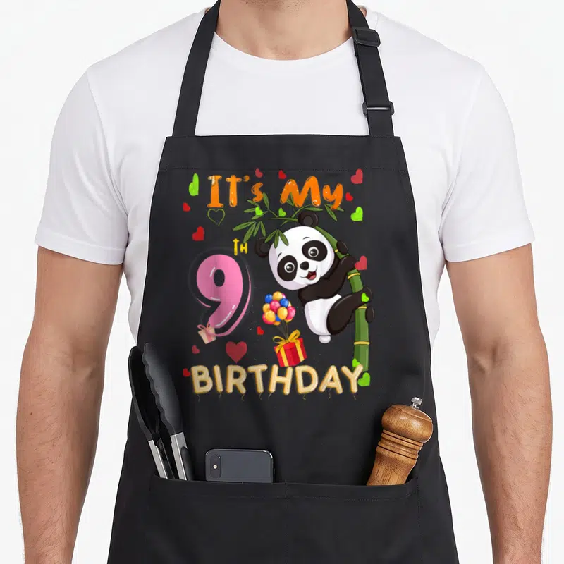 Tablier de cuisine noir avec un panda sur du bambou, le chiffre 9 et des cœurs.