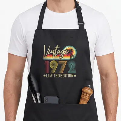 Tablier de cuisine noir avec illustration vintage 1972 Limited Edition et soleil couchant rétro.