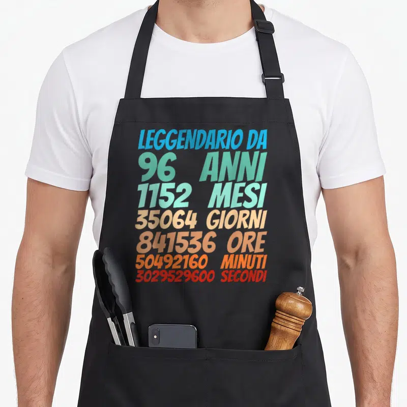 Tablier de cuisine noir avec typographie colorée indiquant Légendaire da 96 anni et divers calculs temporels précis.