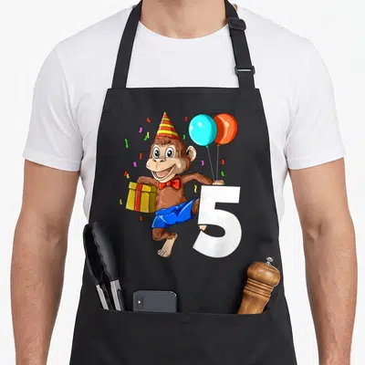 Tablier de cuisine noir avec singe cartoon chapeau pointu cadeau et chiffres cinq.