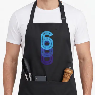 Tablier de cuisine noir avec un grand chiffre 6 superposé en bleu clair, bleu foncé et violet aux effets délavés.