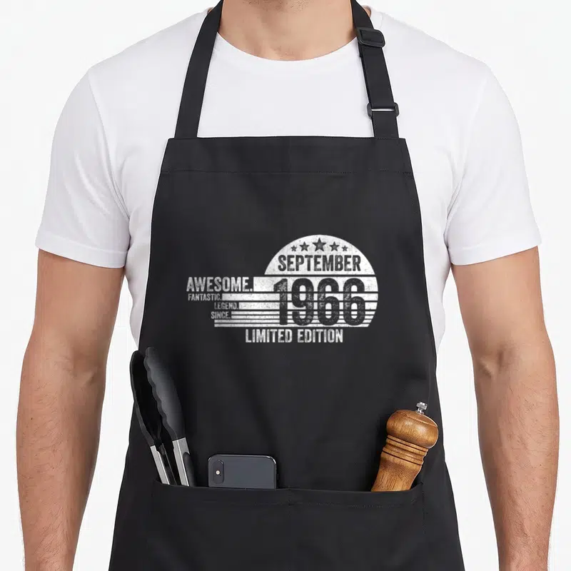 Tablier de cuisine noir avec motif rétro blanc mentioning September 1966 et Limited Edition.