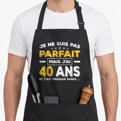 Tablier de cuisine noir avec inscription Je ne suis pas parfait mais j'ai 40 ans et c'est presque pareil en blanc et jaune.
