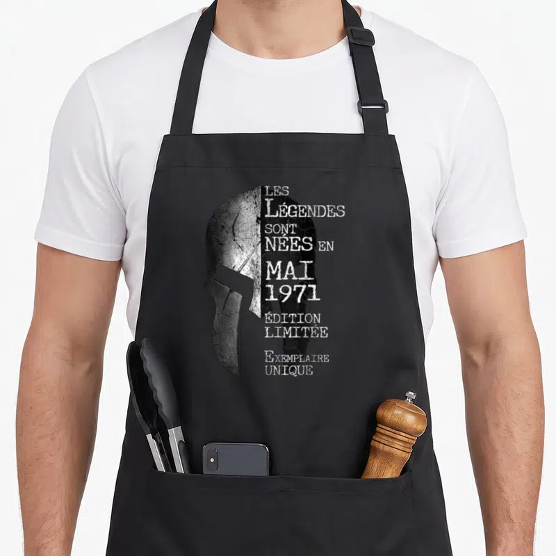 Tablier de cuisine noir avec illustration casque spartate et texte blanc Les Légendes sont nées en Mai 1971 « Édition Limitée » Exemplaire Unique