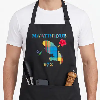 Tablier de cuisine noir avec carte Martinique motif madras, colibri vert et hibiscus rouge vif.
