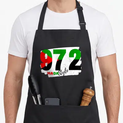 Tablier de cuisine noir avec le chiffre 972 aux couleurs vert rouge et noir et l'inscription Mada Style en dessous.