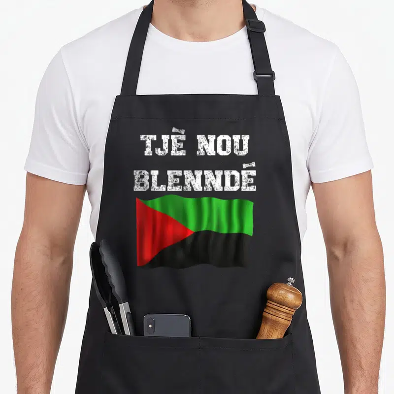 Tablier de cuisine noir avec drapeau Martinique tricolore et texte blanc Tjè Nou Blenndé en typographie usée.