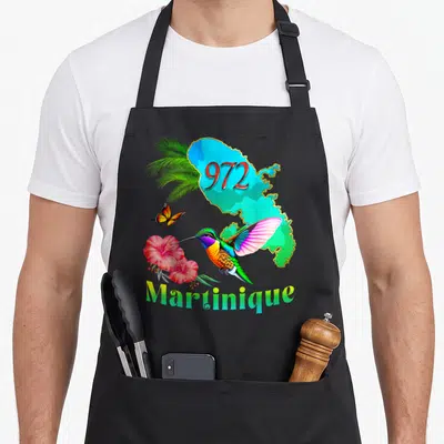 Tablier de cuisine noir avec une carte de la Martinique 972, un colibri aux ailes roses et des fleurs d'hibiscus roses vives.