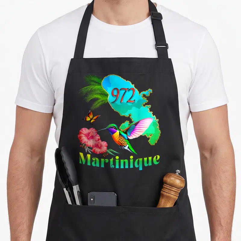 Tablier de cuisine noir avec une carte de la Martinique 972, un colibri aux ailes roses et des fleurs d'hibiscus roses vives.