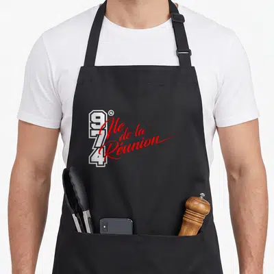 Tablier de cuisine noir avec le logo 974 Ile de la Réunion en blanc et rouge stylisé.