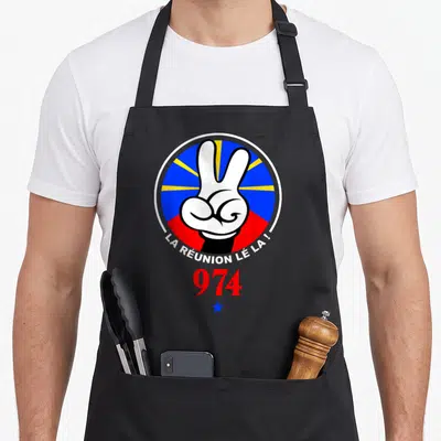 Tablier de cuisine noir avec un logo circulaire montrant une main faisant le signe de la paix sur fond bleu et rouge.