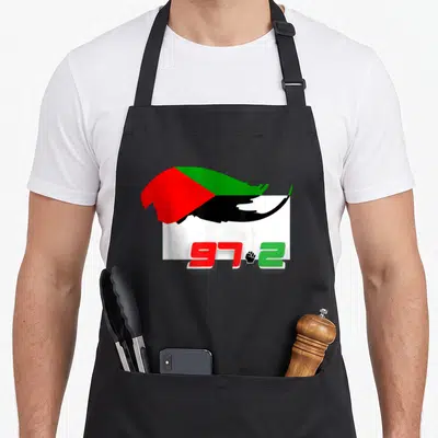 Tablier de cuisine noir avec le drapeau de la Guadeloupe et le numéro 972 stylisé en rouge, noir et vert.