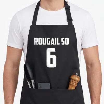 Tablier de cuisine noir avec inscription blanche Rougail so 6 style maillot de sport.