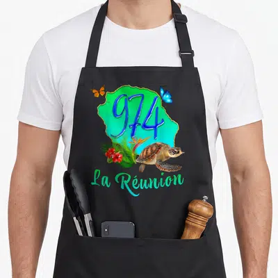 Tablier de cuisine noir avec carte verte 974, tortue de mer, hibiscus rouge et papillons bleus et oranges.
