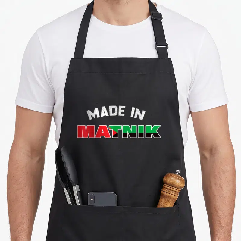 Tablier de cuisine noir avec inscription « Made In Matnik » aux couleurs du drapeau martiniquais.