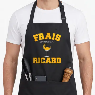 Tablier de cuisine noir avec inscription frais comme un Ricard et illustration de verre à pastis orange