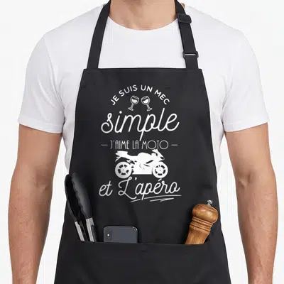 Tablier de cuisine noir avec inscription blanche Je suis un mec simple moto et apéro illustrée d'une moto de sport et deux verres à vin.