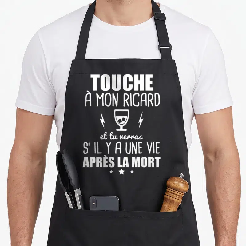 Tablier de cuisine noir avec texte blanc humoristique sur le Ricard et un verre stylisé entre deux éclairs.