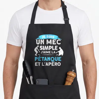 Tablier de cuisine noir avec inscription Je suis un mec simple j'aime la pétanque et l'apéro et silhouettes de joueurs de boules.