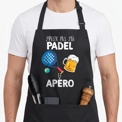 Tablier de cuisine noir avec raie de padel bleue, bière et texte blanc J'peux pas j'ai Padel et Apéro