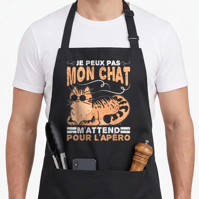 Tablier de cuisine noir avec un chat orange aux lunettes de soleil et le texte Je peux pas mon chat m'attend pour l'apéro.
