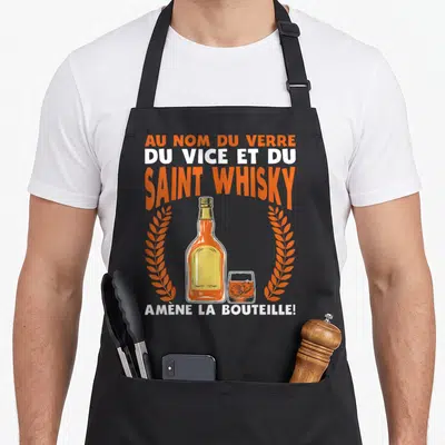 Tablier de cuisine noir avec illustration d'une bouteille de whisky, d'un verre à ice et des mots au nom du verre du vice et du saint whisky.