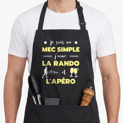 Tablier de cuisine noir avec texte jaune blanc mec simple rando apéro et silhouettes montagnes verres champagne