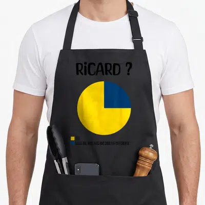 Tablier de cuisine noir avec un diagramme circulaire jaune et bleu illustrant l'amour du pastis et la marque Ricard.