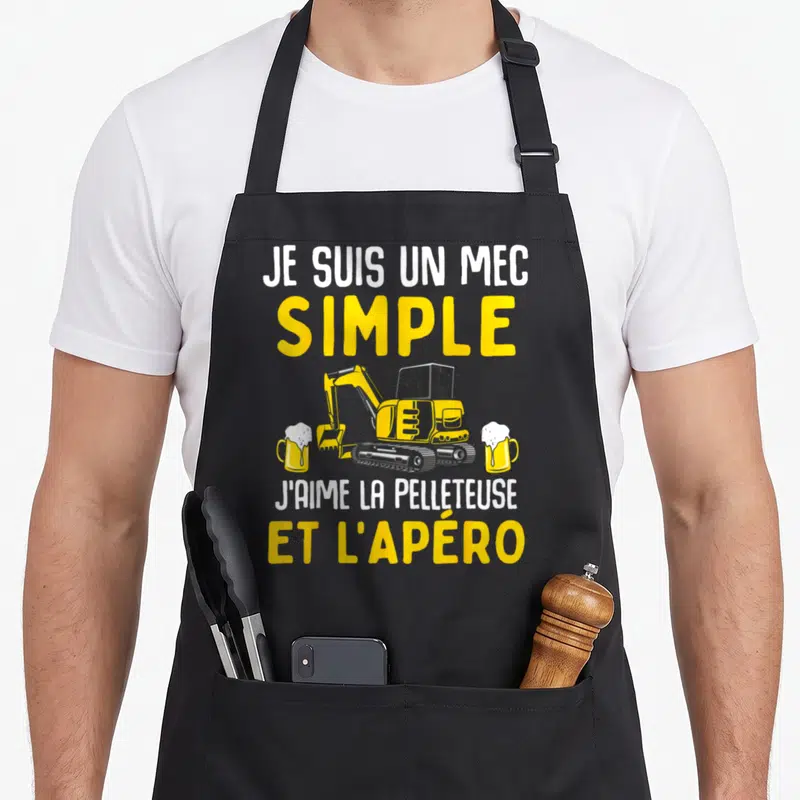 Tablier de cuisine noir avec inscription mec simple pelleteuse et apéro illustrée de deux bières et d'une excavatrice jaune.