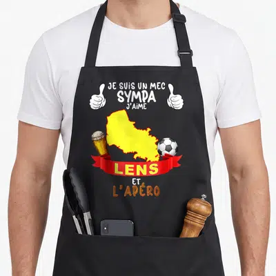 Tablier de cuisine noir avec carte jaune Lens, bière, ballon de foot et texte blanc je suis un mec sympa j'aime.
