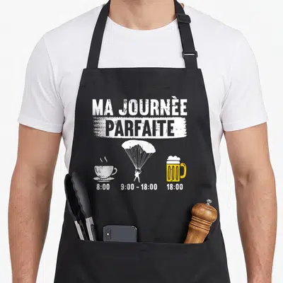 Tablier de cuisine noir avec inscription Ma Journée Parfaite et icônes café parachute bière jaune.