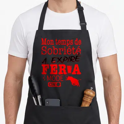 Tablier de cuisine noir avec inscription rouge Mon temps de Sobriété a expiré Feria Mode On et silhouette de taureau.
