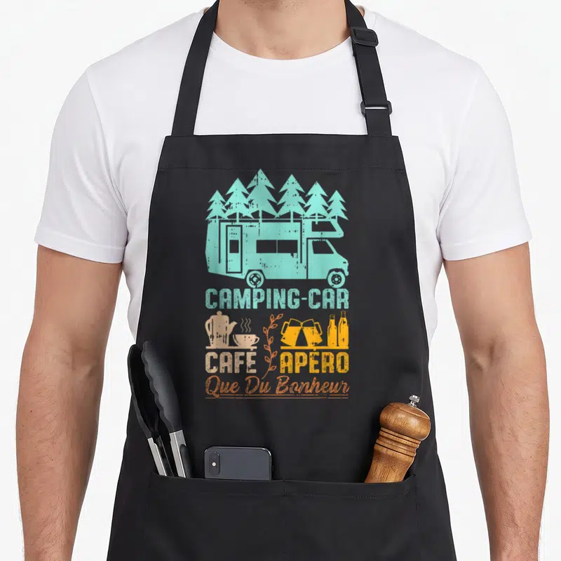Tablier de cuisine noir avec illustration vintage d'un camping-car, de café, d'apéro et l'inscription Que Du Bonheur en orange.
