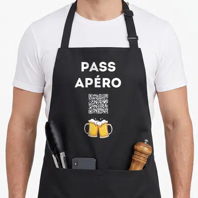 Tablier de cuisine noir avec le texte Pass Apéro, un code QR et deux verres de bière s'entrechoquant.