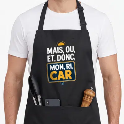 Tablier de cuisine noir avec panneau bleu affichant les mots mais ou et donc mon ri car sous un soleil jaune.