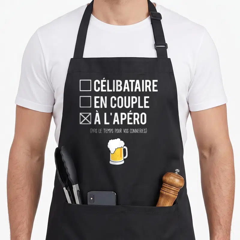 Tablier de cuisine noir avec texte blanc listant des états civils et une illustration de verre de bière en bas.