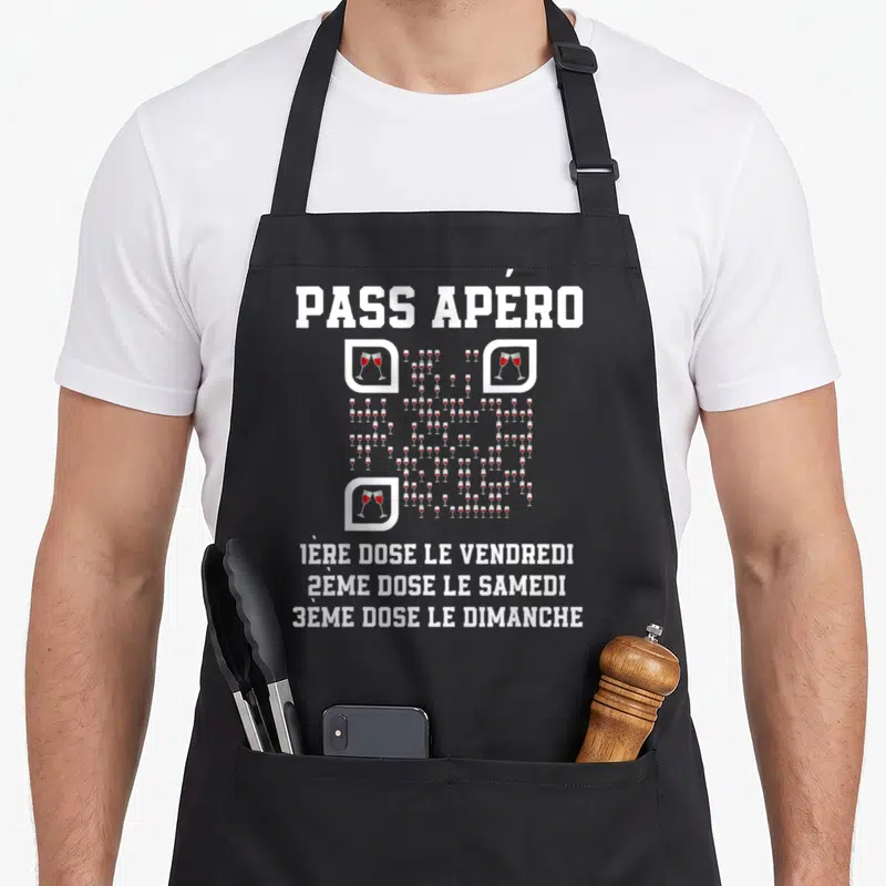 Tablier de cuisine noir avec un motif blanc imitant un QR code composé de verres à vin et du texte Pass Apéro.